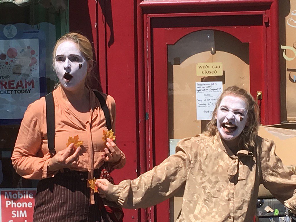 EliseDavison's tweet photo. L'artiste #scenesfromasuitcase @takingflightco #HUnityFest @HijinxTheatre @BethHouse12 @CaraReadle https://t.co/LbVmsG7ZCa