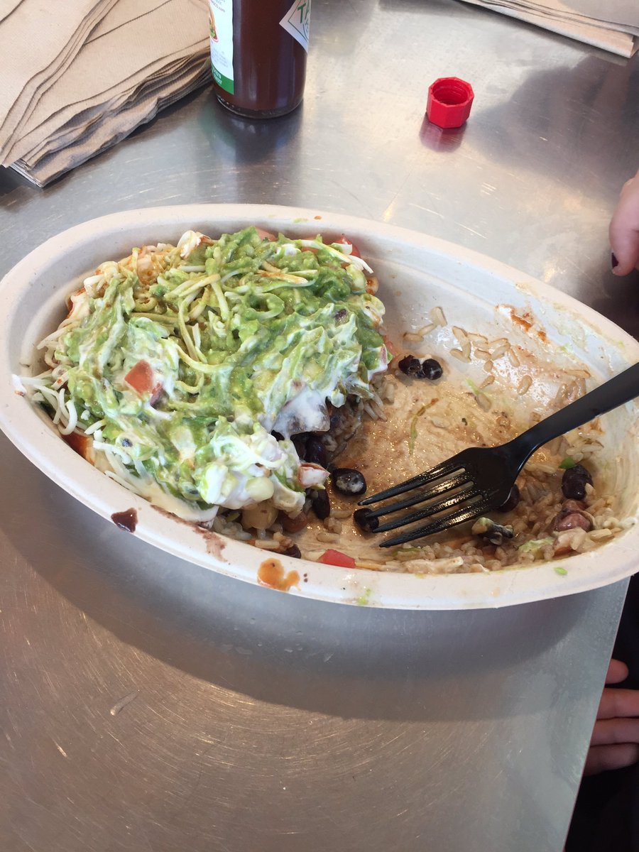 Huffman024's tweet photo. How do you eat your Chipotle bowl? RT for left, like for right. https://t.co/bkyFMif7VM