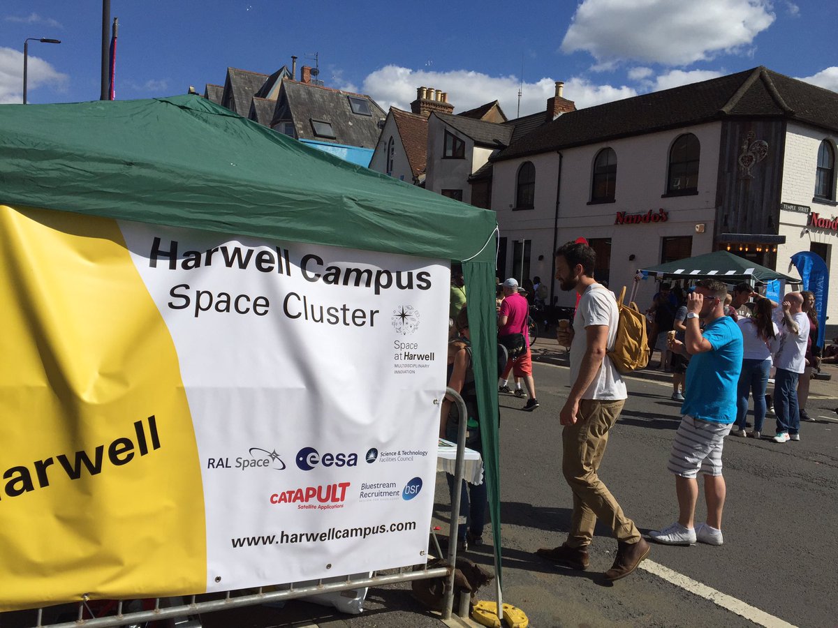 HarwellCampus's tweet photo. #Harwellcampus team @ #cowleyroadcarnival . Beaut weather, fab members of the public & fun 4 all https://t.co/26fypr4OQv