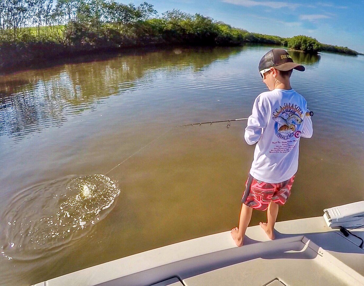 FishNFinatic's tweet image. Scouting with @soccernfishing found some #redfish but couldn't get them to chew. Tristen got bored so he sight casted a #stingray 😂#tampabay