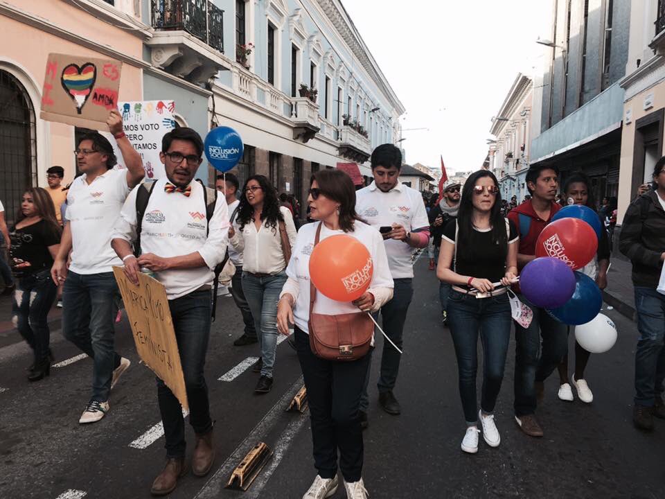 Wilmandrade's tweet photo. Por un mundo de paz, encaminado a la tolerancia y el respeto a la diversidad ¡Abramos el diálogo! #MarchaOrgUIO🏳️‍🌈🏳️‍🌈🏳️‍🌈 https://t.co/LD9soKGQyQ