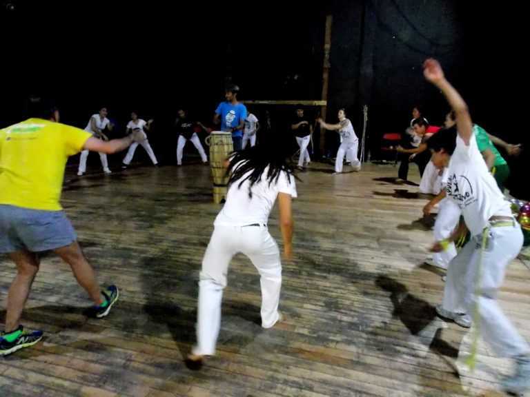 ChilangoCom's tweet photo. El chilango que enseñó capoeira a los niños refugiados de Medio Oriente https://t.co/5vkO70w7dC https://t.co/gQZciDOZqA