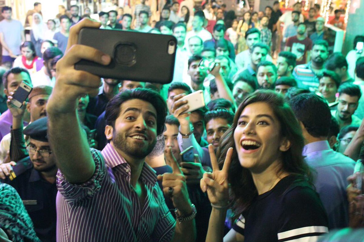 Etrendsdotpk's tweet photo. It was a sea of people at #AtriumCinema to meet cast of @filmprojectghazi! #ProjectGhazi #TangPakistan https://t.co/EFI0gyJAbY