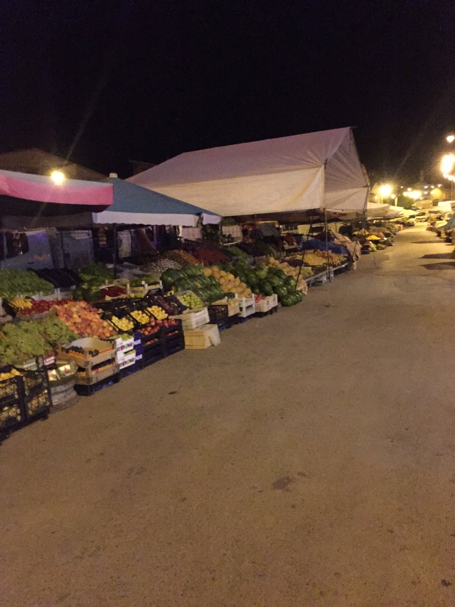 Pazar esnafı hazırlığını yapmış,yarını bekliyor.Ürünler önce Allah'a sonra Bayburtluya emanet.Buda bizim güzelliğimiz.