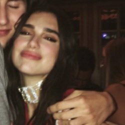 SweetSalvat0re's tweet image. Dua lipa
-PONE LA CASA SIEMPRE
-Se LA pasa el verano rindiendo mientras sus amigas tienen vacaciones
-SALE TODOS LOS SÁBADOS