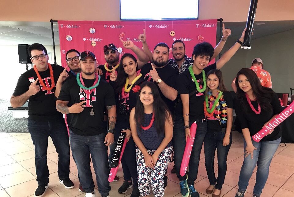 RozeOliva's tweet photo. Store meeting #ThisIsHowWePlay #Magenta https://t.co/hZxNTwR1Ph