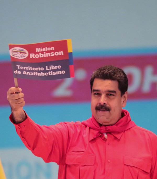 Pdte. <a href="/NicolasMaduro/">Nicolás Maduro</a>: Son 14 años de la #MisiónRobinson, recordamos al padre fundador Hugo Chávez, aquí en el Pueblo está el legado #Chávez.