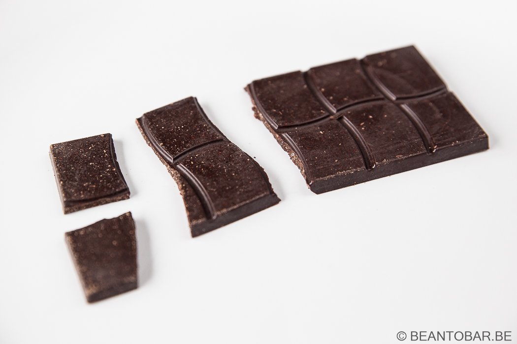 Swiss chocolate without compromise. Unrefined, intense and deep. Sadé Chocolat 85% Colombia Arauca bar beantobar.be/?p=2229  #beantobar