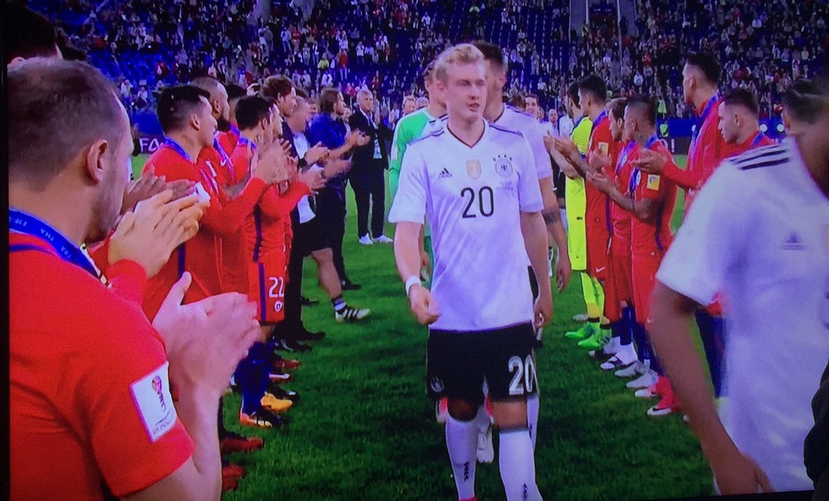 Mrdavs2's tweet image. Los verdaderos campeones reconocen sus derrotas, no se sacan la medalla del pecho, reconocen y aplauden. En Chile tenemos 23 caballeros ❤