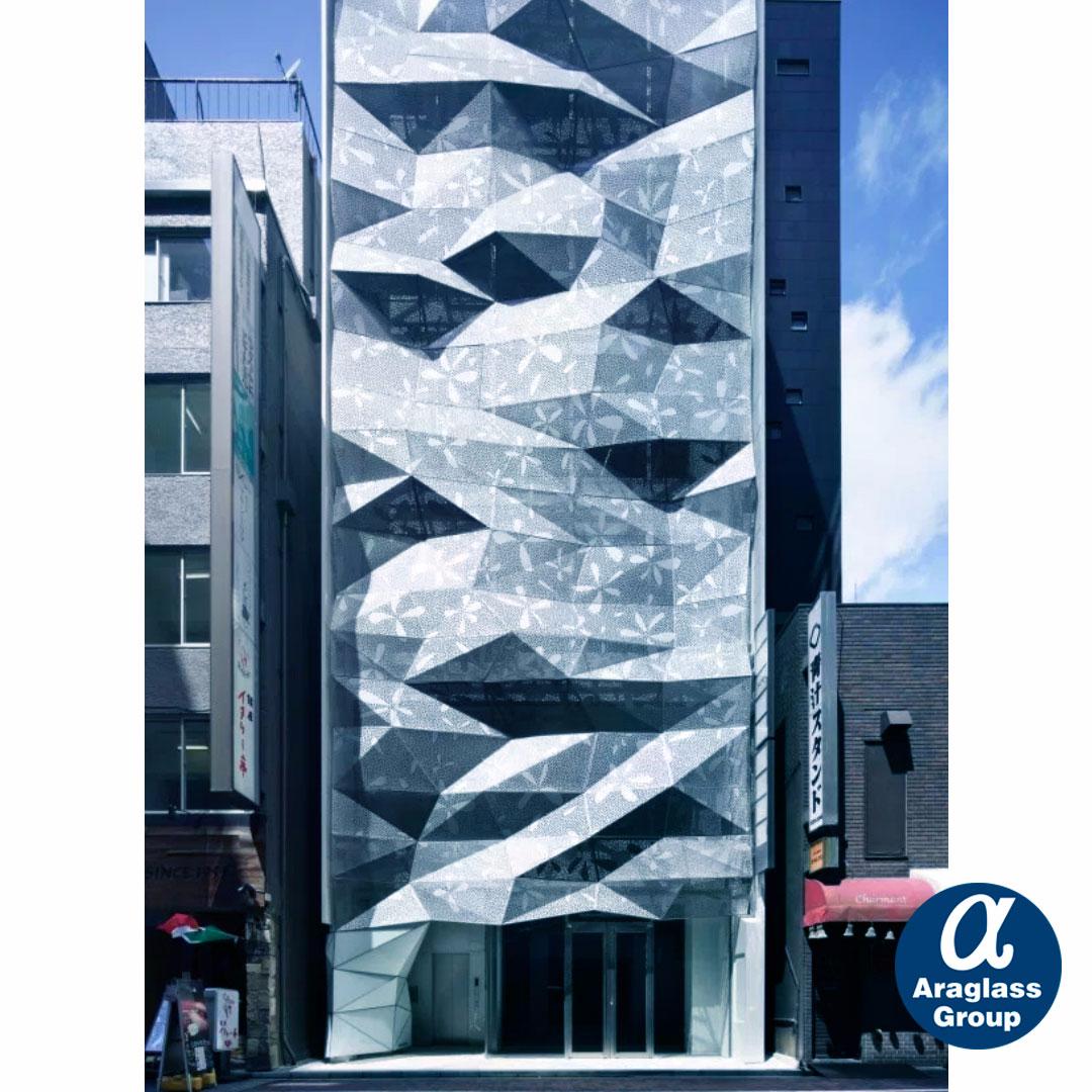 araglassgroup's tweet photo. Fachada con muros cortina de vidrio y tratados de forma gráfica el metal de aluminio perforado #Araglass https://t.co/ekImx70a1R https://t.co/aZdOHqCvWI