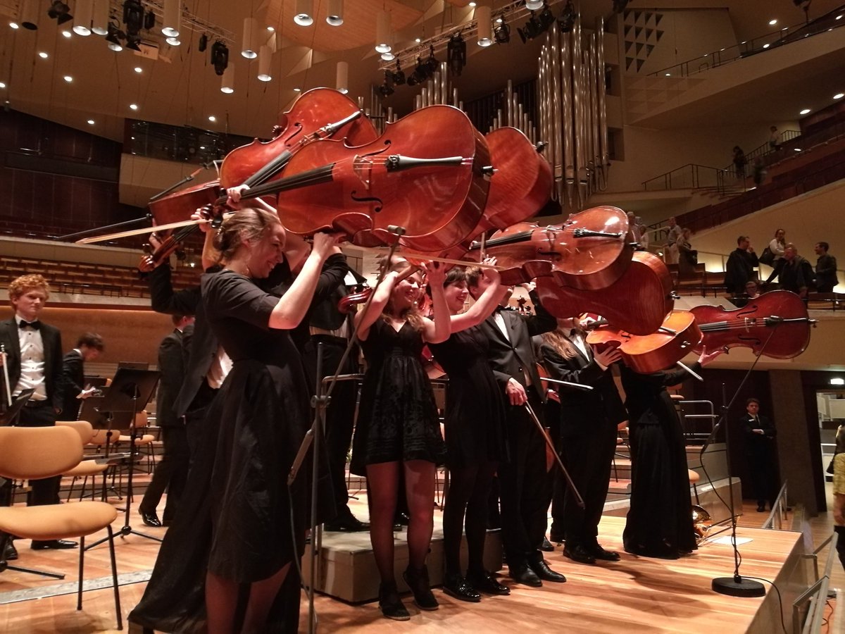 markus_hinsche's tweet photo. Collegium Musicum of FU / TU university in the #philharmonie #berlin https://t.co/cIG6RytURW