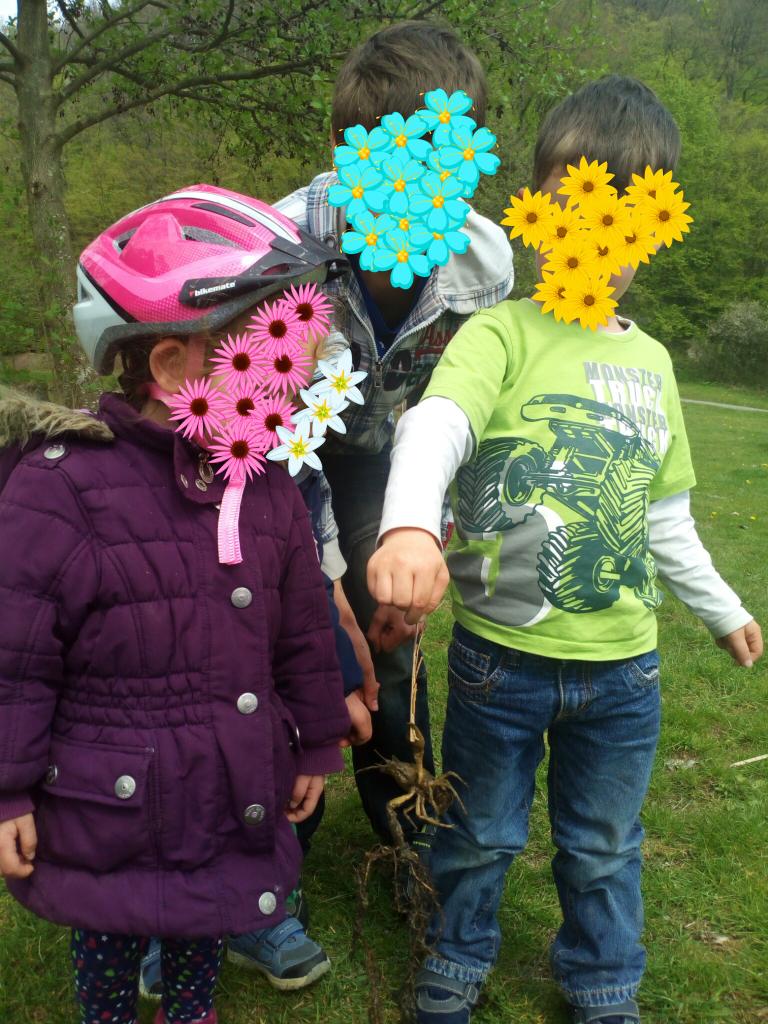 TaMuSabineHahn's tweet photo. #Natur #Kinder #Kindertagespflege #Tagesmutter #Flusskrebs #Landleben https://t.co/pThczQDwvh