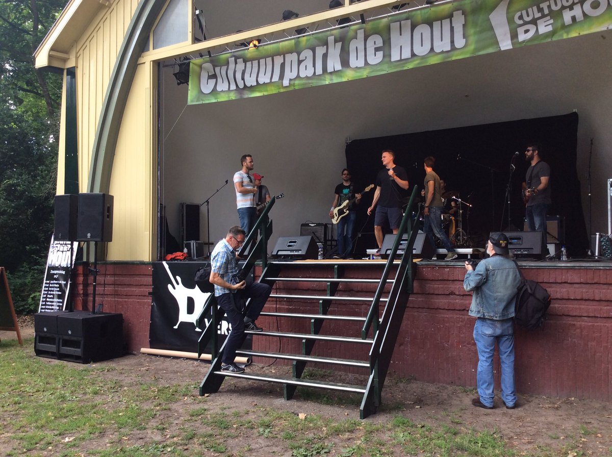 HoutPop072's tweet photo. @DieVersmusic toppers #castricum op @HoutPop072 verzorgden een geweldige show https://t.co/Tm2KdxAs5v