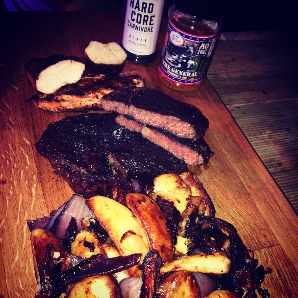 onlyslaggin's tweet photo. #Weberfor Lazy Sundays! Everything cooked on the 1 @Weberbarbecues #MasterTouch #Steak #Chicken & #RoastedVeg @carnivorerub @AngusandOink π https://t.co/JwmKF2qgKg