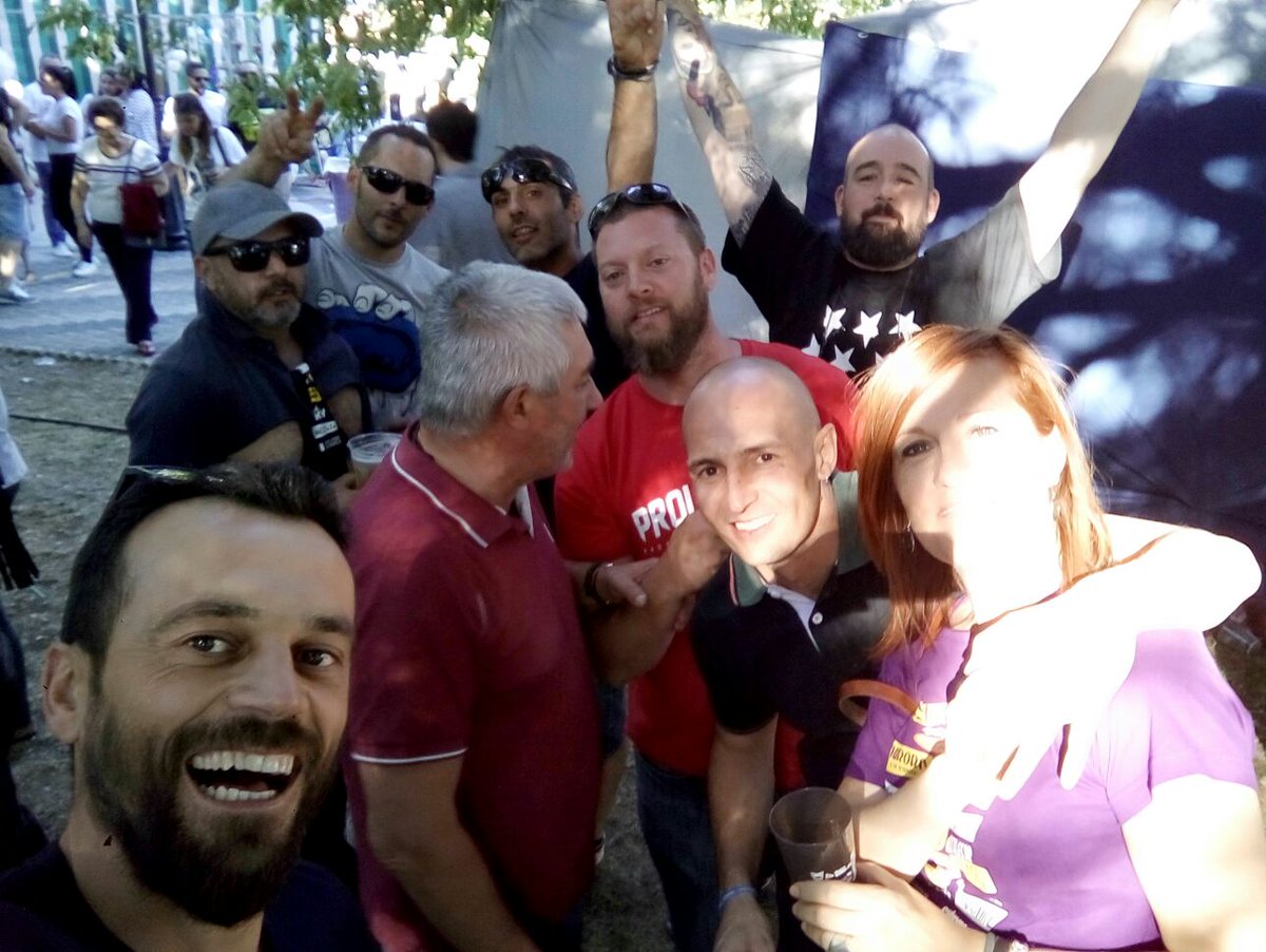 josemagonzalez7's tweet photo. Amigos,música en directo,buen tiempo...quién pide más?? Yo no. https://t.co/0XZAUA7EWx