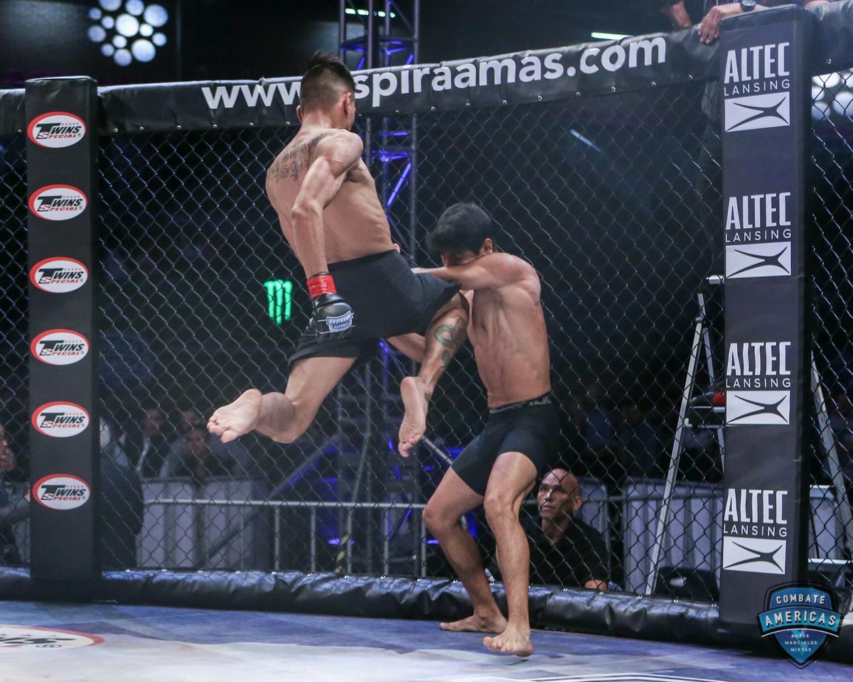 combateglobal's tweet photo. Edgar Chairez vs. Erick Villaluz
#Combate15: Mexico City
#Recap https://t.co/6yCbhrXM5w