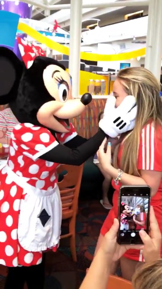 Onwt gente ela se emocionou foi tão fofo ❤
<a href="/larimanoela/">Larissa Manoela</a> 
[Via Storie <a href="/larissamanoela/">larissa manoela</a>]