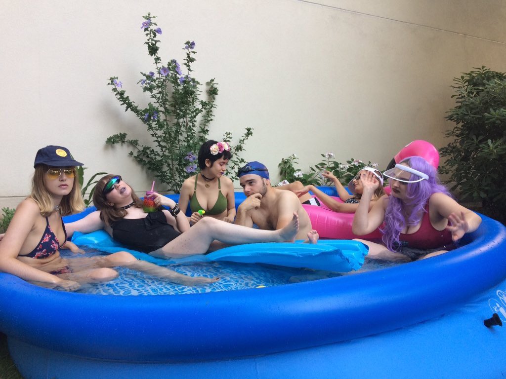 Ça bouffe des frites et ça porte des wigs mal mises