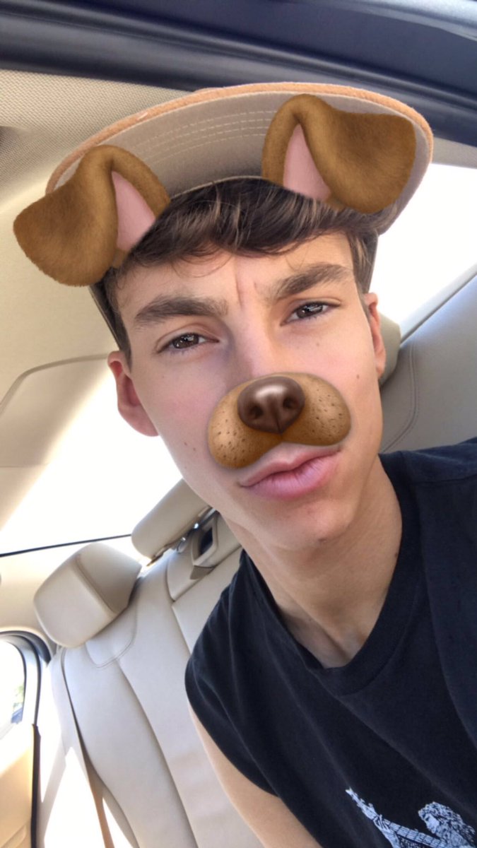 JackBaran's tweet image. I went on snapchat for .05 seconds to get the filter