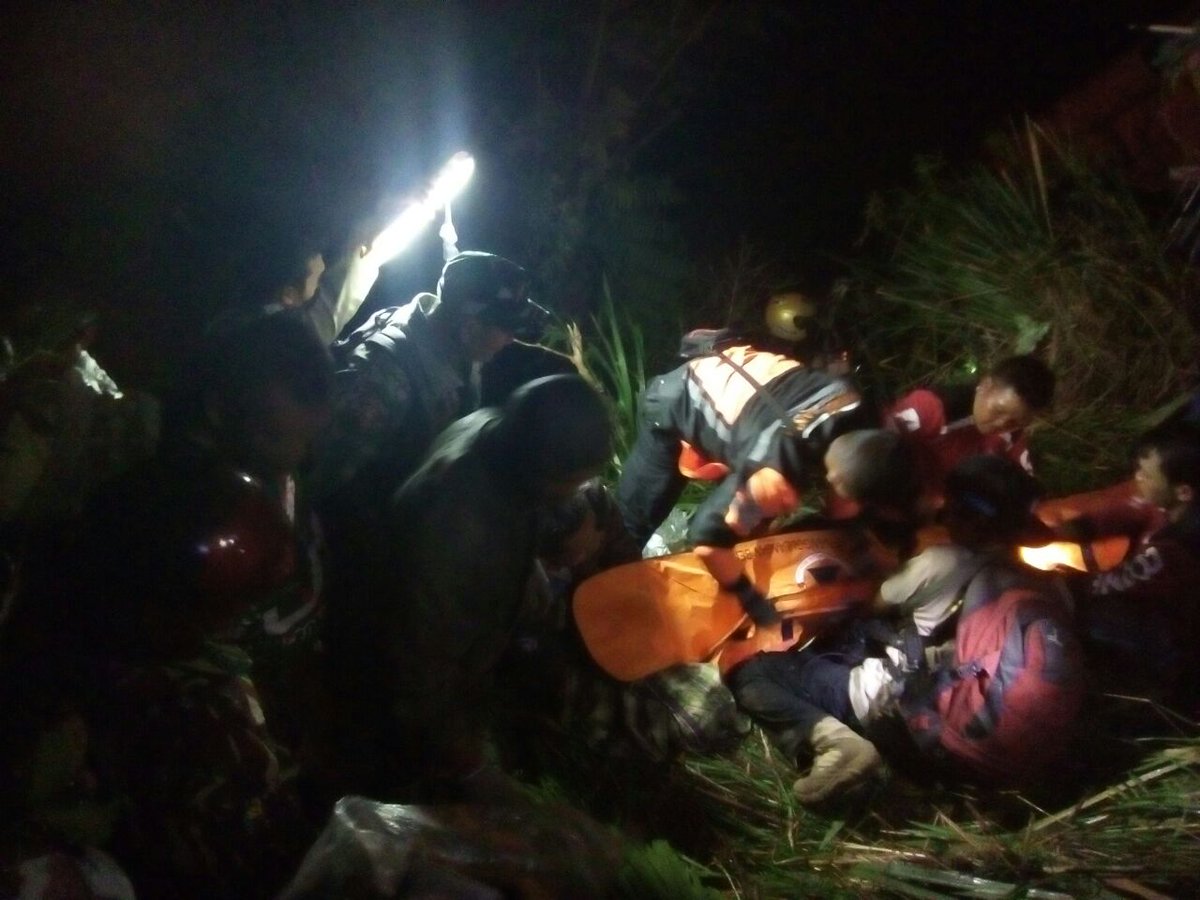 SAR_NASIONAL's tweet photo. 8 Personil Basarnas Gugur Saat Bertugas --https://t.co/NkO6ZEhR3X https://t.co/aD1YBZ8i3P