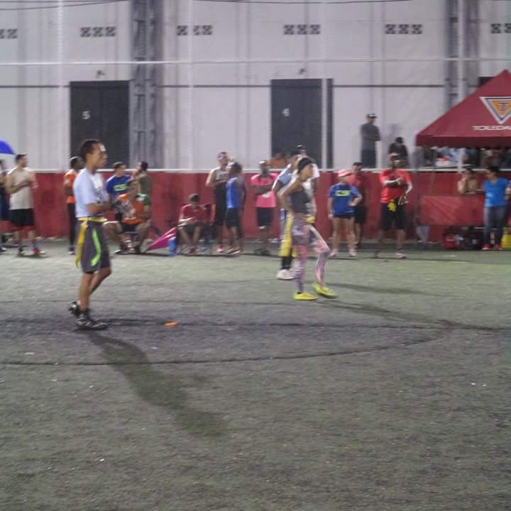 El equipo perdió en su tercera salida y queda eliminado del torneo faltando 1 min, por 28-36 ante Calle 7, con dos ave maria. #mixto #flag