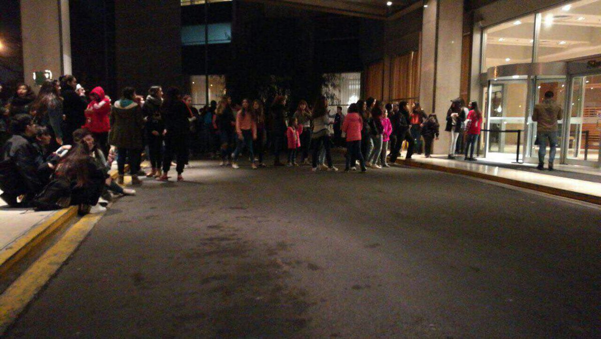 Ariana_Chile's tweet photo. 📷algunos fans fuera del Hotel 🏢 #ArianaGrandeEnChile @ArianaGrande https://t.co/JIeEgW7hFR