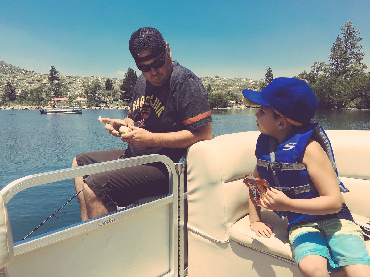 MrsRichelleRice's tweet photo. RIP @GoPro πΆβ οΈ
I hope the fish in Convict lake love you. #PaddleBoardingFAIL #MomLife https://t.co/EKGvvbBijp