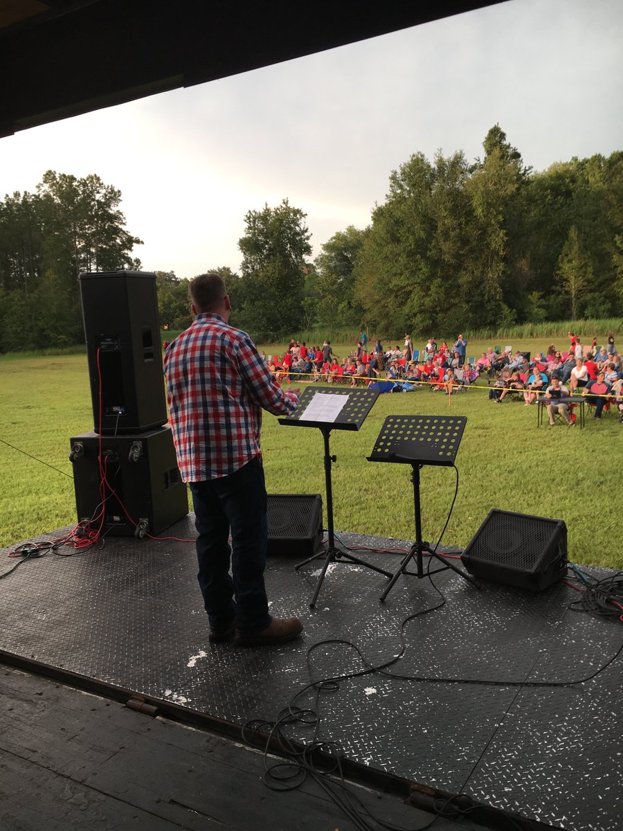 SHFPC's tweet photo. Curt Bellomy singing, “The Battle Hymn of the Republic.”
#FreedomFest17 https://t.co/jz7FkDSrgx