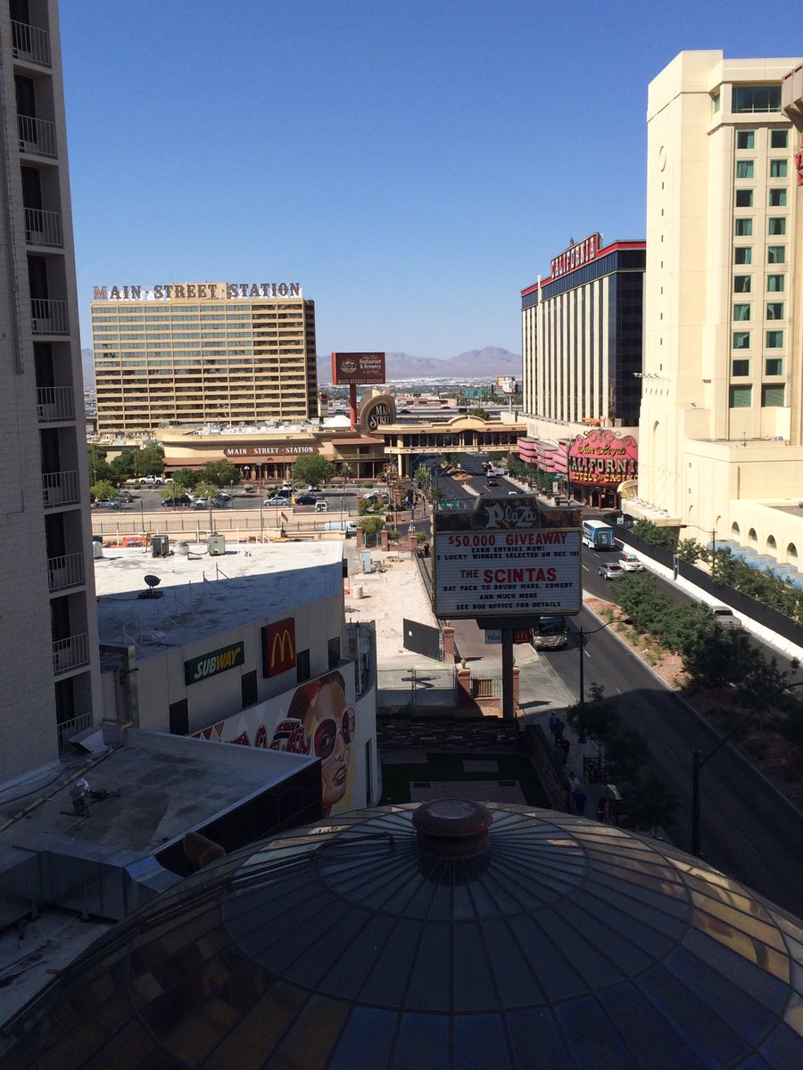 CappersList's tweet image. Views from the edge of the deck at Plaza pool