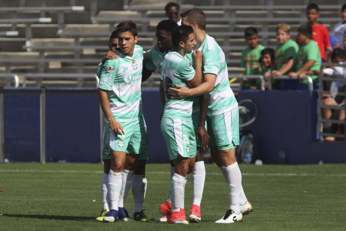 ClubSantosEn's tweet photo. Santos 5-0 Chivas
Valiant victory for Los Guerreros to open their #TourUSAntos! 👏
⚽ Djaniny
⚽ Lozano
⚽ Ronaldo
⚽ Armenteros (pk)
⚽ Davila https://t.co/UvSnjjvCB9