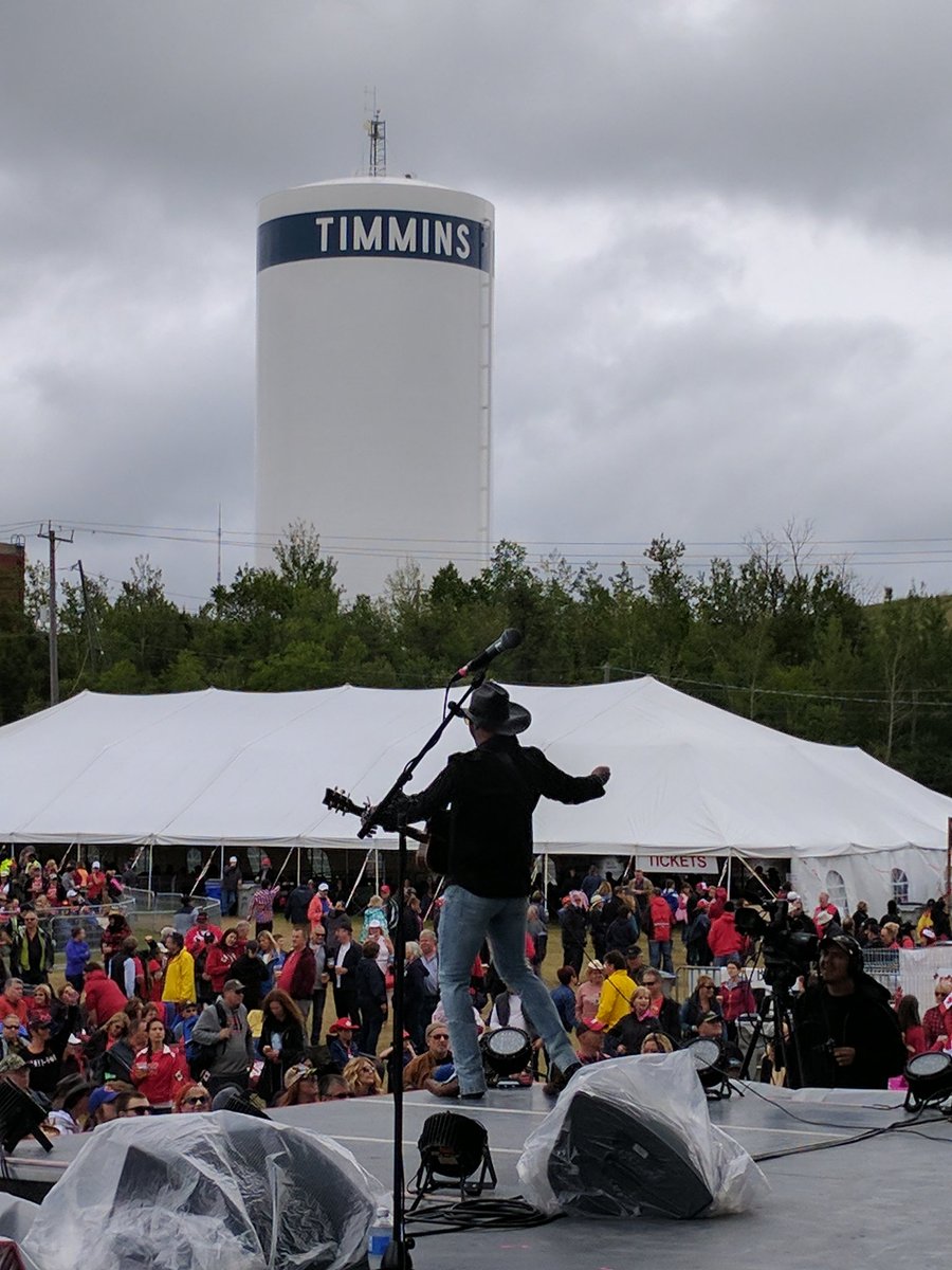 Larry_Berrio's tweet photo. What a show in Timmins. #starsandthunder #Canada150 #onrariorides #timminstourism https://t.co/xtk1t7sNvF