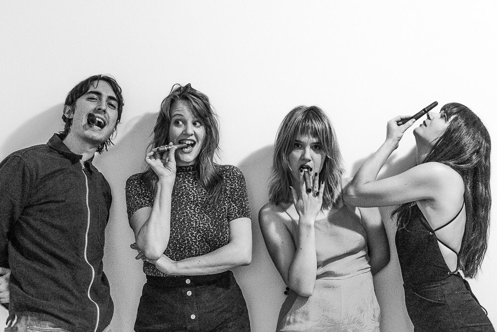 HelloBleached's tweet image. Goodness this tour has been so insanely amazing.🌻Took these pics post show in Vienna w/ @patrickmunnich