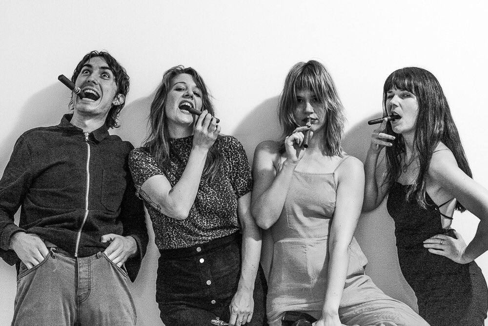 HelloBleached's tweet image. Goodness this tour has been so insanely amazing.🌻Took these pics post show in Vienna w/ @patrickmunnich