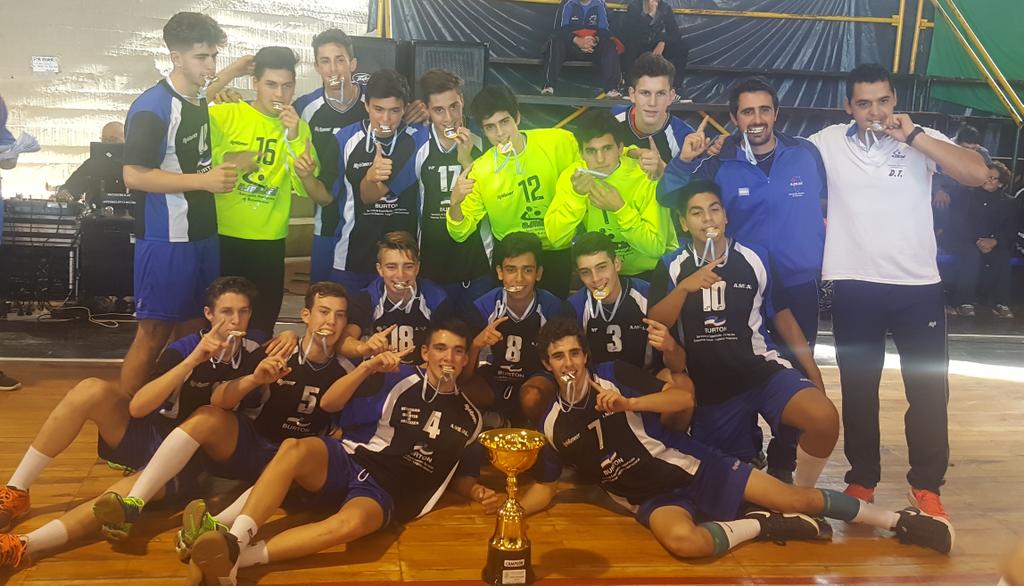 CAHandball's tweet photo. #Embalse2017 Mendoza se llevó el Argentino de Selecciones Cadetes "A" Masculino tras vencer a FeMeBal 33-32 (4-3 penales). ¡Felicitaciones! https://t.co/w21YHqcsMh