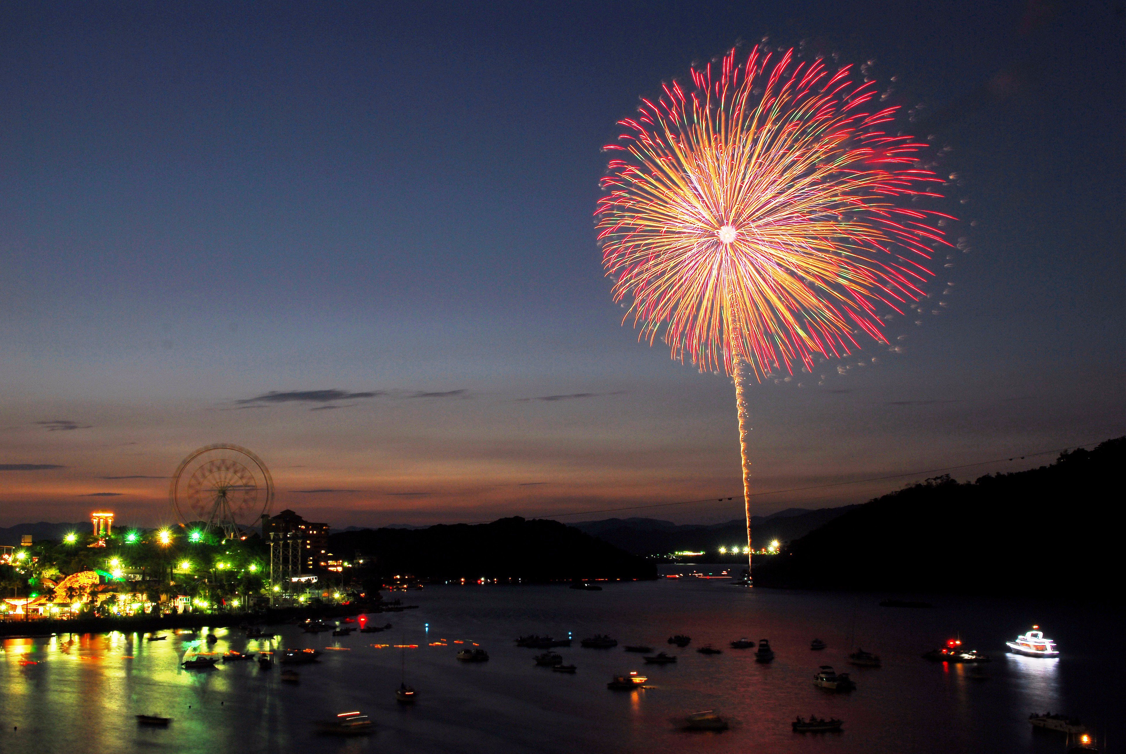 てんこちょ浜松 浜松市 かんざんじ温泉灯篭流し花火大会が７月２３日 日 に行われます 灯篭流し は19 30ごろから 花火 の打ち上げは19 50ごろからです かんざんじ 舘山寺 花火大会 浜松市 灯篭流し T Co X0iqlj8yx0