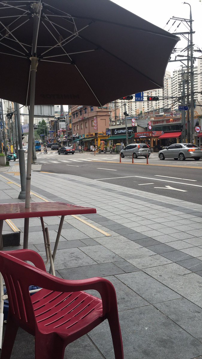 skizzlyr's tweet photo. My view from mini mart in Mapo-gu https://t.co/IJjXN3FE1j