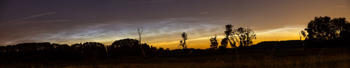 didiervh's tweet photo. Lichtende nachtwolken, vannacht rond 3h25m vanuit Gent. #NLC https://t.co/RfT0E7i3ml