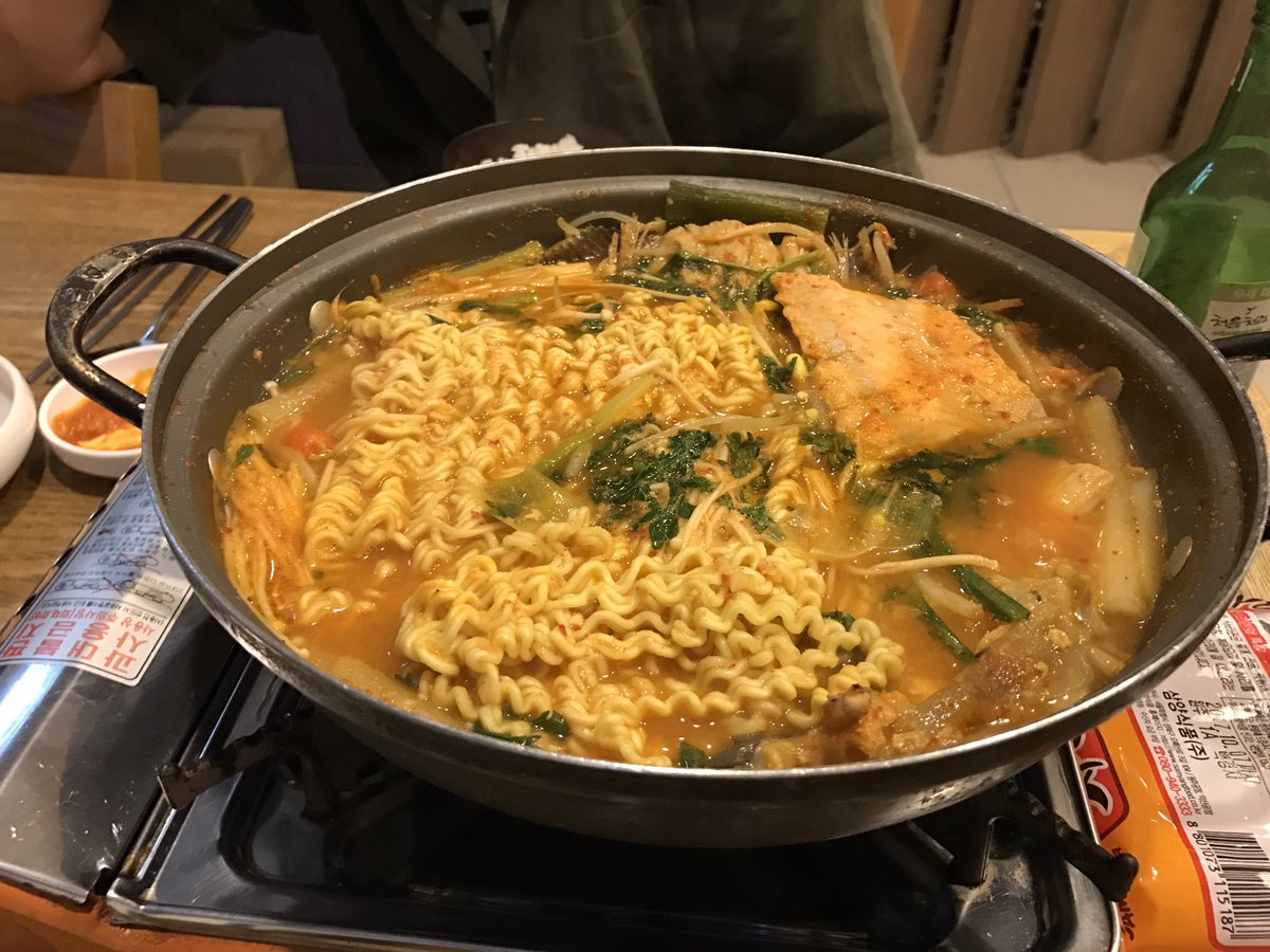 MellyKMK's tweet photo. 양재 윈윈수산에서 먹은 연어회, 매운탕 (라면사리 추가). 연어를 직접 수입하는 곳이라 연어 퀄리티가 좋다. 큰사이즈로 회를 주문하면 일반 횟집에서는 잘 내주지 않는 다양한 부위의 연어를 맛볼 수도 있음. 연어 좋아하는 사람들 사이에선 꽤나 유명한 곳 https://t.co/ucnvBv9AME