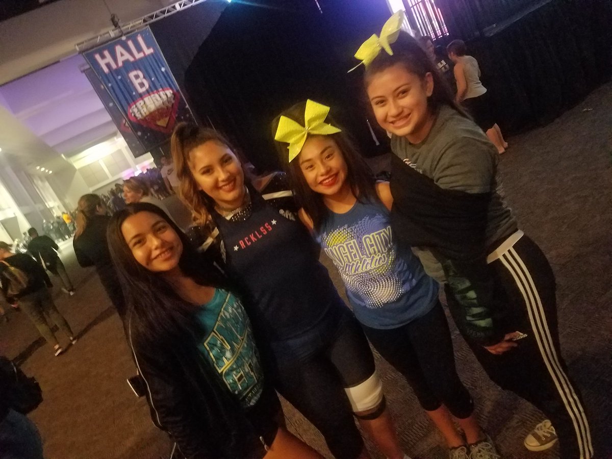 elcheerdad33's tweet photo. @VanNEEEZZY @Michaeleddie38 Got one with you also @VanNEEEZZY  and bought a few shirts.. LOL.. I hope the best of you and you brother @Michaeleddie38  from #thehurreas https://t.co/6AJJqJBpZL