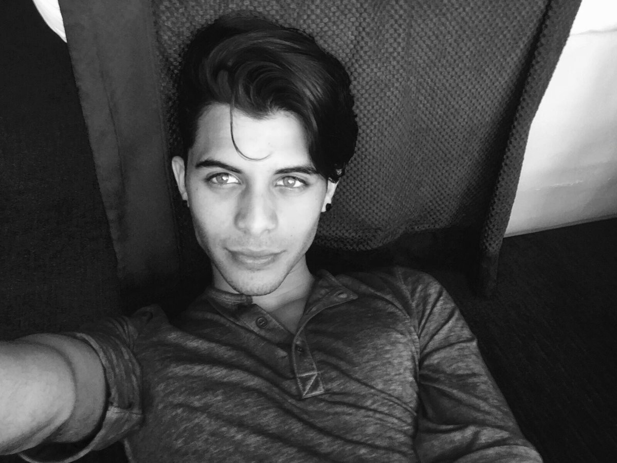 Erickwithme's tweet photo. @ErickBrianColon Para amarte necesito una razón y es difícil creer que no exista una más que este amor, sobra tanto dentro de este corazón🎤💘 https://t.co/p2aB8lIJzi