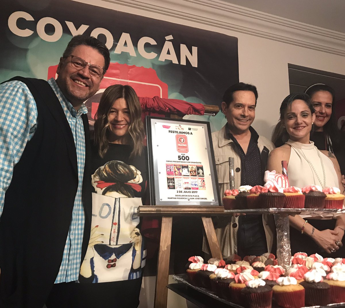 EnriqueMadridM's tweet photo. Gran domingo d develacion de placa x 500 obras en @TeatroEnCorto c/padrinos de lujo @MarthaFigueroax @Pepillo_Origel y @ComotevaTC en ella😀😀 https://t.co/xWEzcPCGub