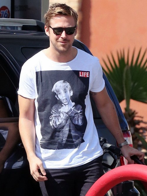 ララランドのライアンとホームアローンのマコーレー カルキンが相手がアップした画像をtシャツにし合う遊びをやっている 仲良しか マコーレー カルキンが元気になっててよかった Togetter