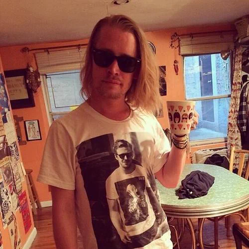 仲良すぎｗ相手がアップした画像のTシャツを着るライアン・ゴズリングとマコーレ・カルキンｗｗｗ