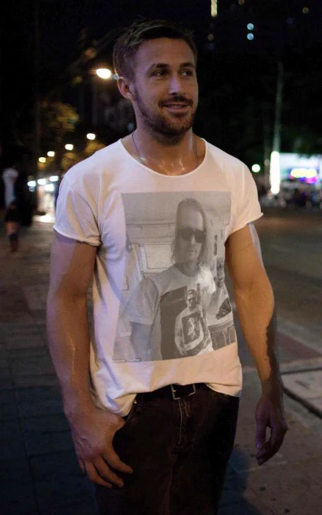 仲良すぎｗ相手がアップした画像のTシャツを着るライアン・ゴズリングとマコーレ・カルキンｗｗｗ