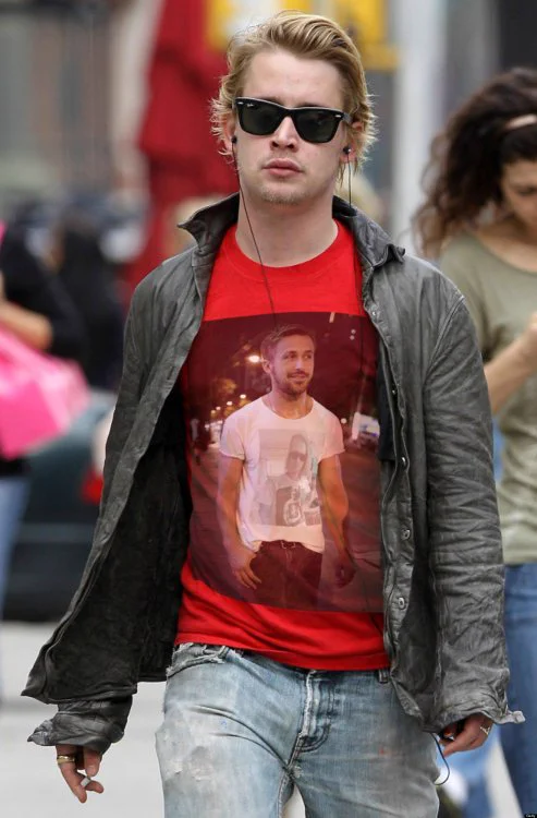 仲良すぎｗ相手がアップした画像のTシャツを着るライアン・ゴズリングとマコーレ・カルキンｗｗｗ