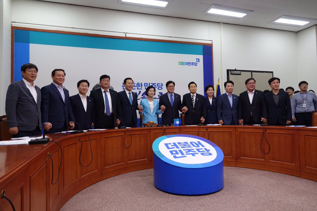 촛불혁명의 과정을 되집고 그 의미를 평가하여 사회대개혁의 동력으로 삼겠습니다. 더 이상 국정농단이 일어나지 않도록 권력기관을 개혁하겠습니다. 민주당 최고위원으로서의 제 각오입니다.