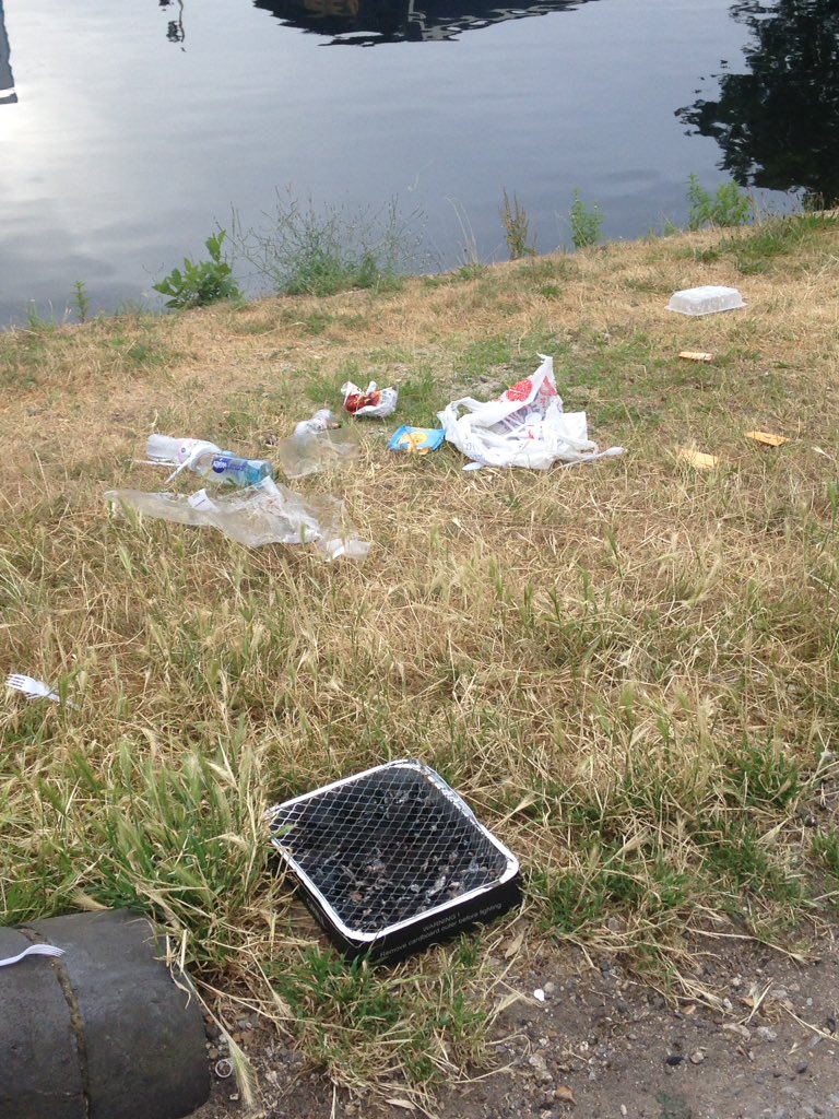Pickle_Parade's tweet photo. @CRMisTrust @KeepBritainTidy @CanalRiverTrust @CRTLondon Does this look like ppl taking their litter with them? No bin here so they just left it. Reducing bins is a terrible idea @CRTContactUs https://t.co/MYfXGqyTzN