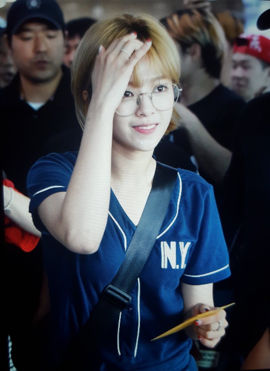 JeongYeonStudio's tweet photo. 170703 입국 프리뷰
by.레몬청

#정연 #Jeongyeon #트와이스 #TWICE https://t.co/EVECYz47np