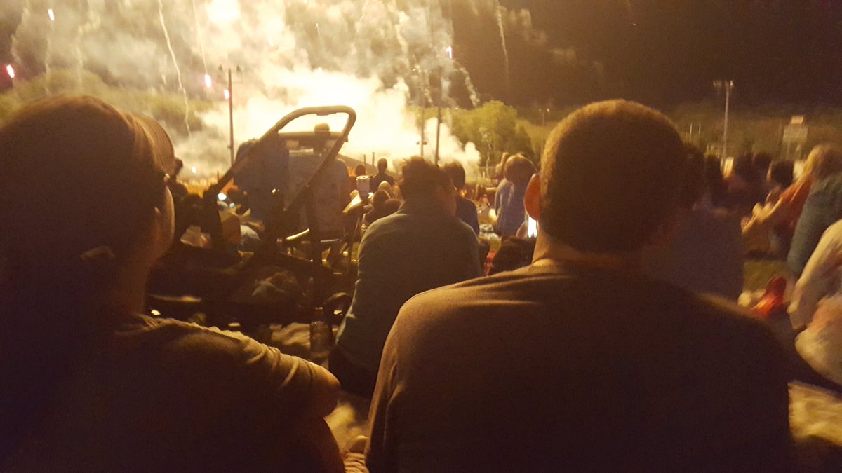 MikeLaferney's tweet photo. Wow, I haven't posted in a while. Fireworks were crazy tonight! https://t.co/ks8dVutChV