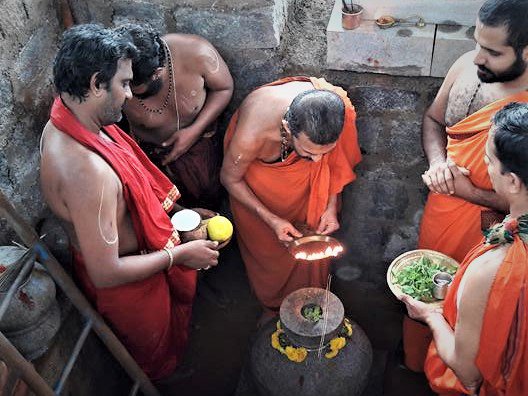 SodeMatha's tweet photo. Sri Vidyadesha Thirtha #PalimaruMutt & Sri Vishwavallabha Thirtha @SodeMatha Installing Adharshilla at #Undaru Sri #Vishnumoorthy #temple https://t.co/AEkewcvCdd